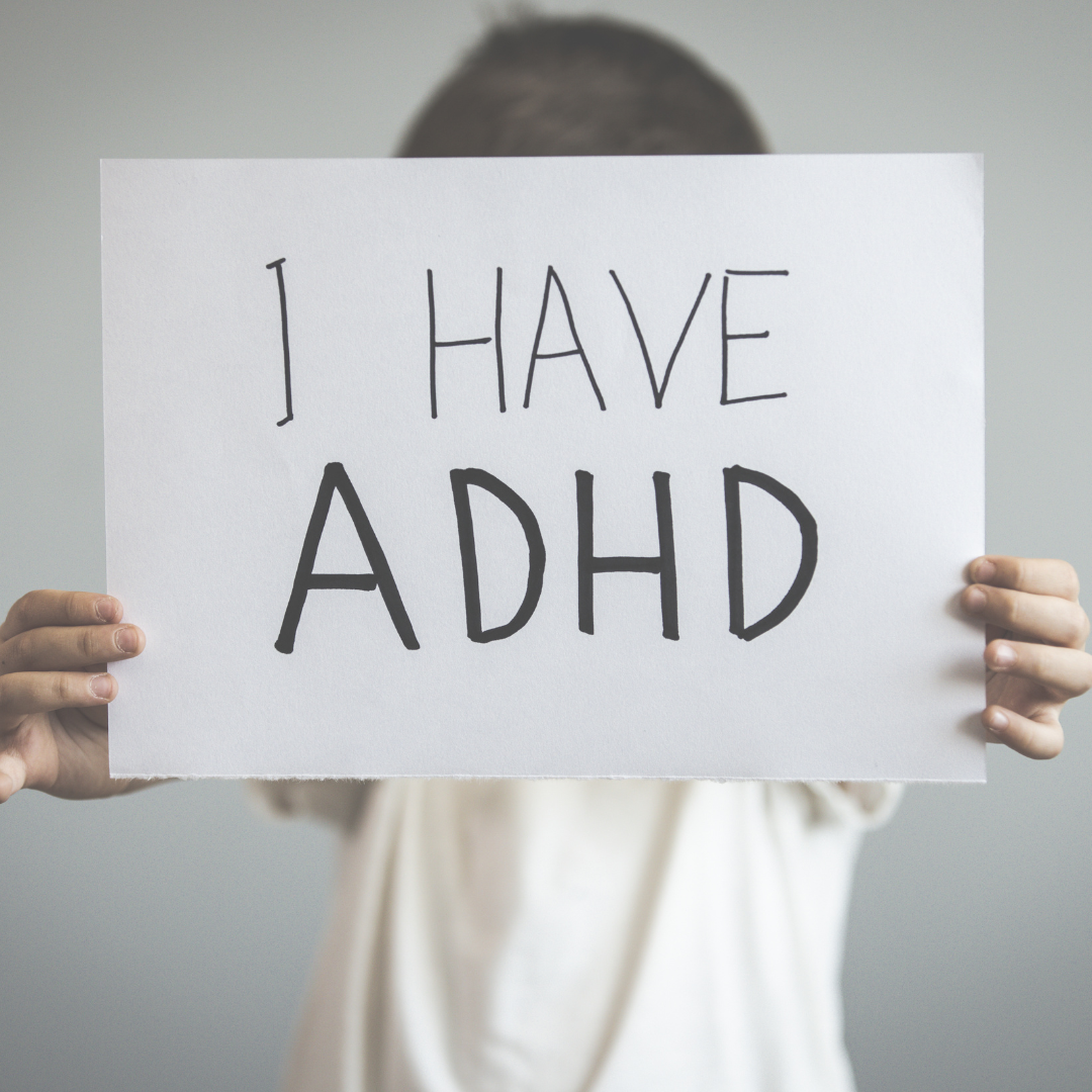 chłopiec trzymający kartkę mam ADHD